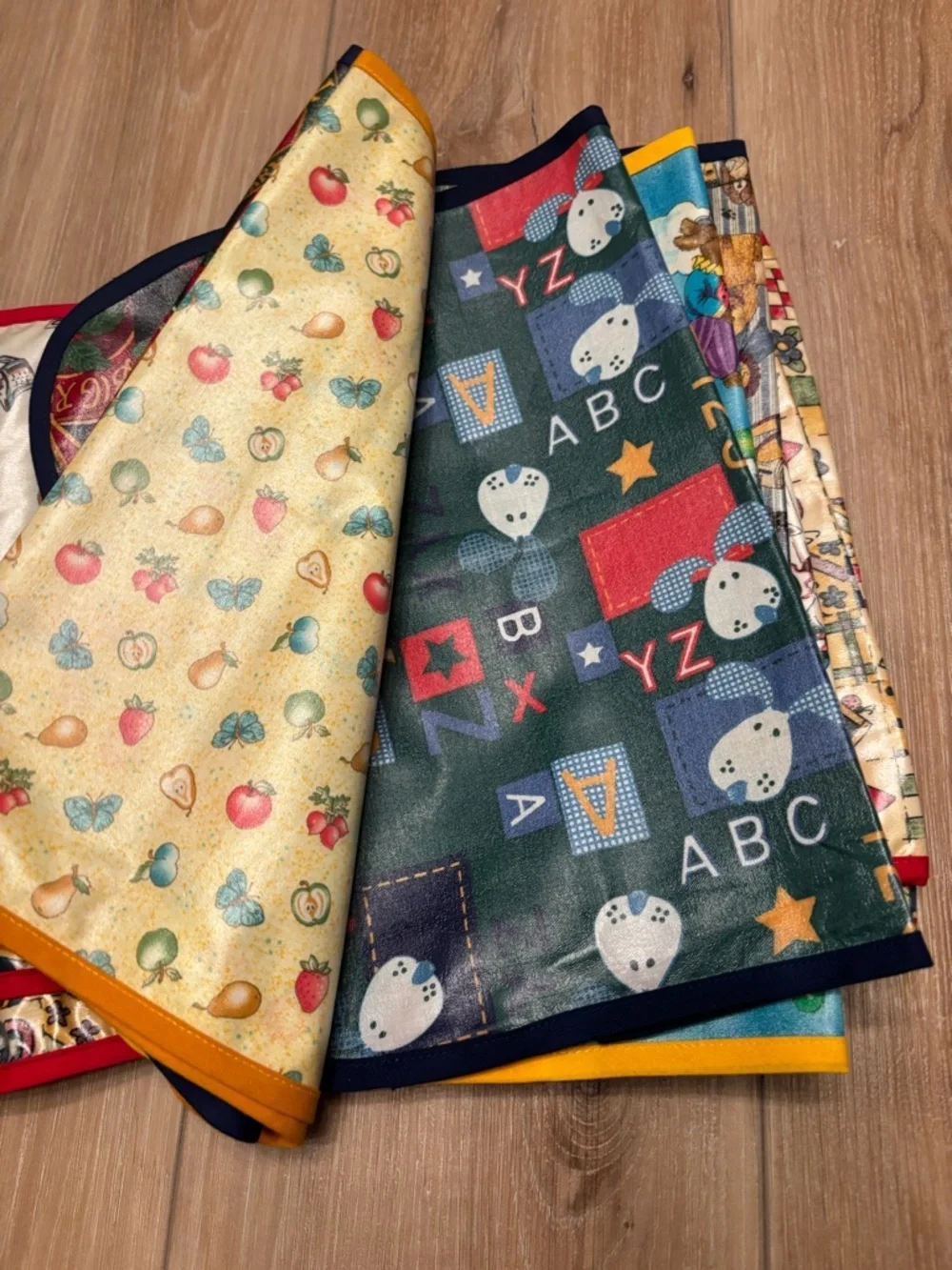 Droodle Bibs Waterproof and Placemats 8 piece Set Unisex